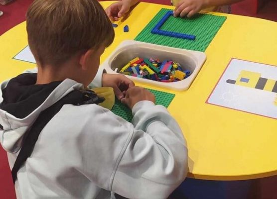 Grafika 5: Wycieczka kl. IIA do Gdańska na wystawę LEGO