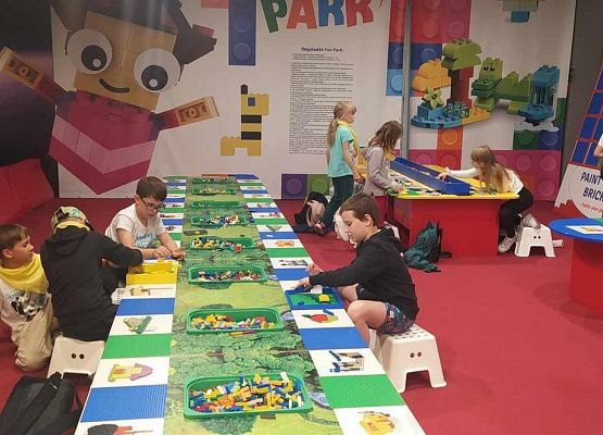 Grafika 8: Wycieczka kl. IIA do Gdańska na wystawę LEGO