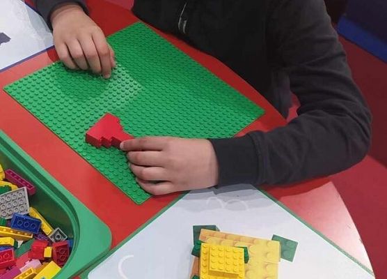 Grafika 33: Wycieczka kl. IIA do Gdańska na wystawę LEGO