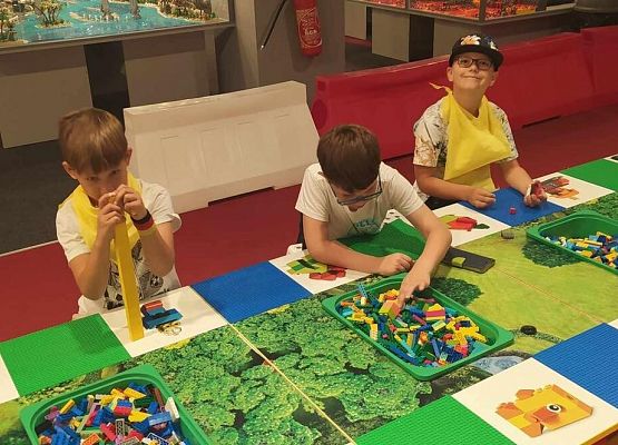 Grafika 51: Wycieczka kl. IIA do Gdańska na wystawę LEGO