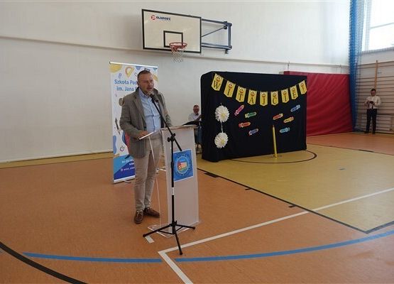 Grafika 9: Uroczysty apel z okazji rozpoczęcia roku szkolnego 2024/2025