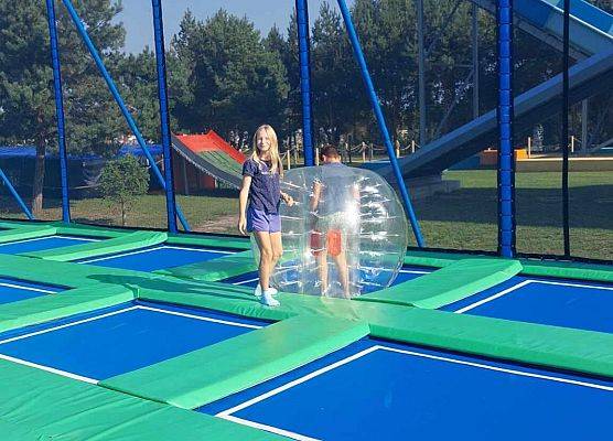 Grafika 6: Biwak kl. VA z lekcją geografii w tle