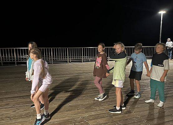 Grafika 7: Biwak kl. VA z lekcją geografii w tle