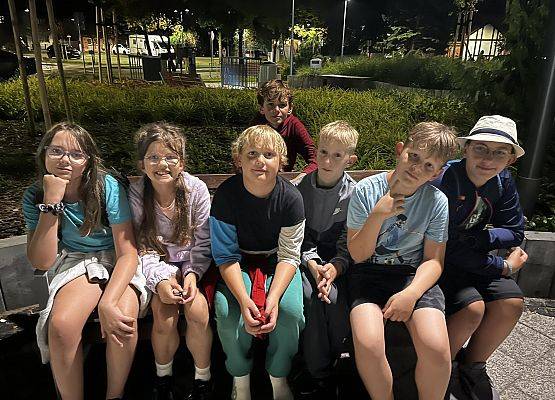 Grafika 8: Biwak kl. VA z lekcją geografii w tle