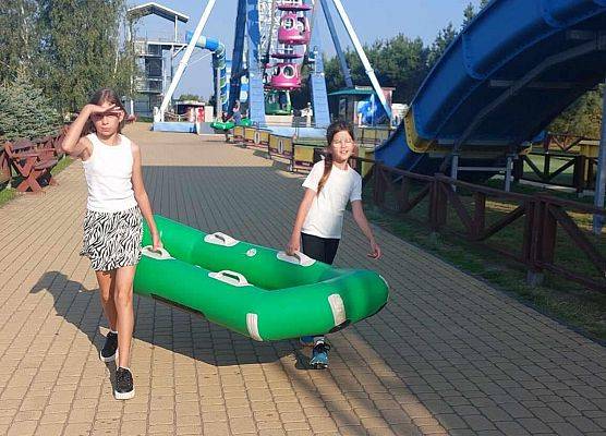 Grafika 13: Biwak kl. VA z lekcją geografii w tle