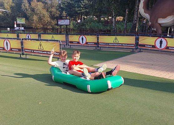 Grafika 18: Biwak kl. VA z lekcją geografii w tle