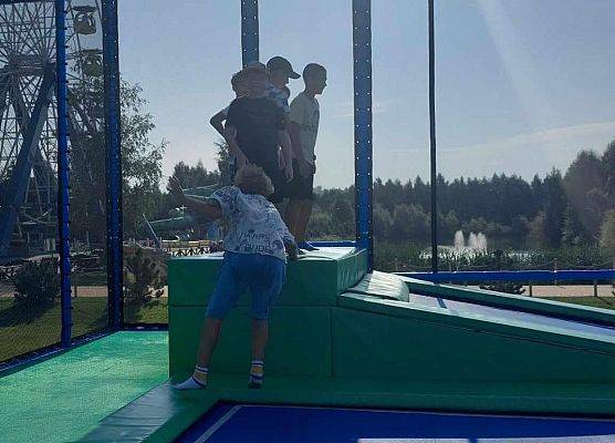 Grafika 19: Biwak kl. VA z lekcją geografii w tle