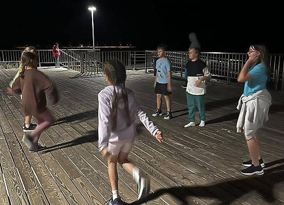 Grafika 20: Biwak kl. VA z lekcją geografii w tle