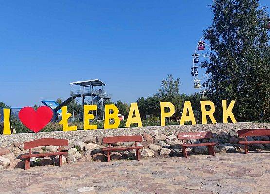 Grafika 24: Biwak kl. VA z lekcją geografii w tle