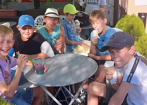 Grafika 27: Biwak kl. VA z lekcją geografii w tle