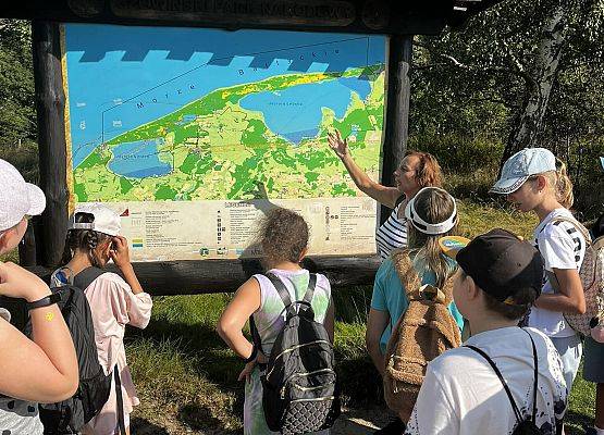 Grafika 28: Biwak kl. VA z lekcją geografii w tle