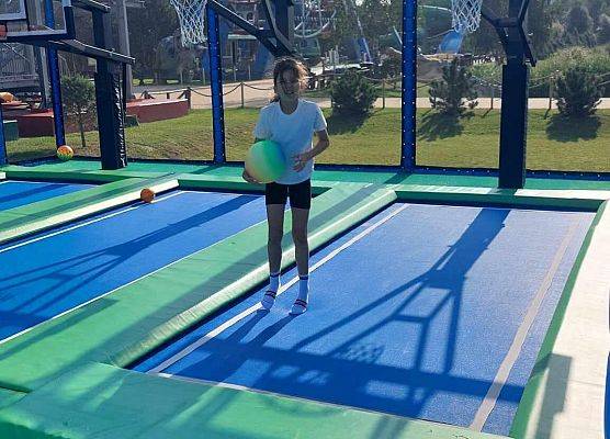 Grafika 30: Biwak kl. VA z lekcją geografii w tle