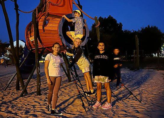 Grafika 33: Biwak kl. VA z lekcją geografii w tle