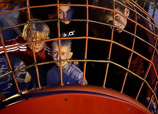 Grafika 34: Biwak kl. VA z lekcją geografii w tle