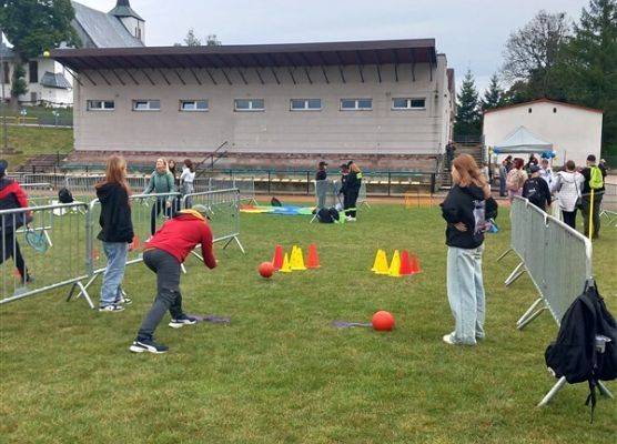 Grafika 2: Nasi wolontariusze z klas starszych SP Wicko wspierali organizację XV Olimpiady dla Osób z Niepełnosprawnościami w Charbrowie