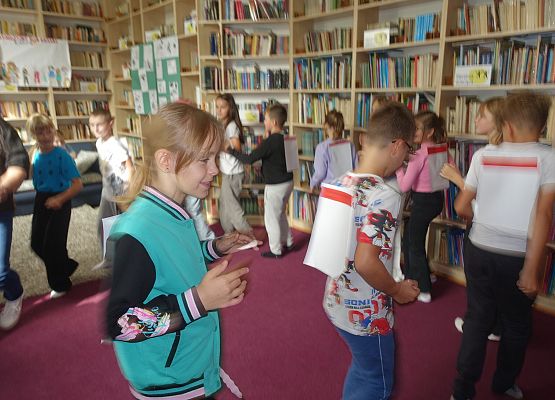 Grafika 1: Wspólne czytanie  "Lokomotywy" J. Tuwima z klasą IIIA z okazji 130. urodzin poety