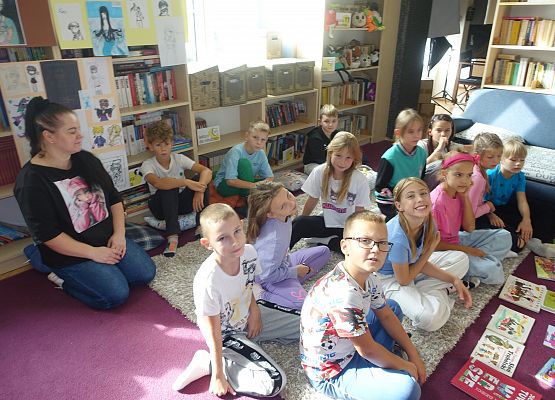 Grafika 2: Wspólne czytanie  "Lokomotywy" J. Tuwima z klasą IIIA z okazji 130. urodzin poety