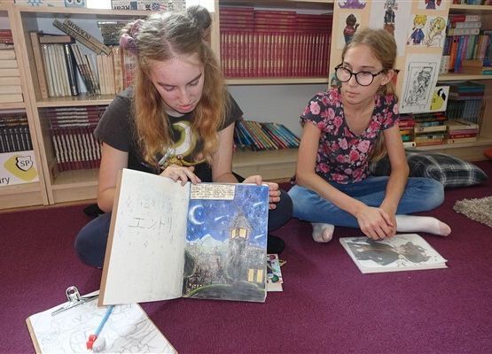 Grafika 1: Poniedziałkowe spotkanie członków Dyskusyjnego Klubu Książki w Bibliotece Szkolnej w Wicku