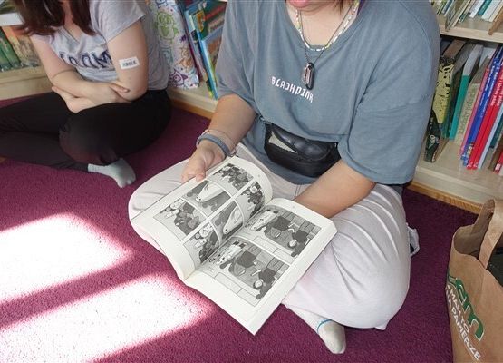 Grafika 5: Poniedziałkowe spotkanie członków Dyskusyjnego Klubu Książki w Bibliotece Szkolnej w Wicku