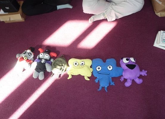 Grafika 8: Poniedziałkowe spotkanie członków Dyskusyjnego Klubu Książki w Bibliotece Szkolnej w Wicku