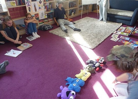 Grafika 9: Poniedziałkowe spotkanie członków Dyskusyjnego Klubu Książki w Bibliotece Szkolnej w Wicku