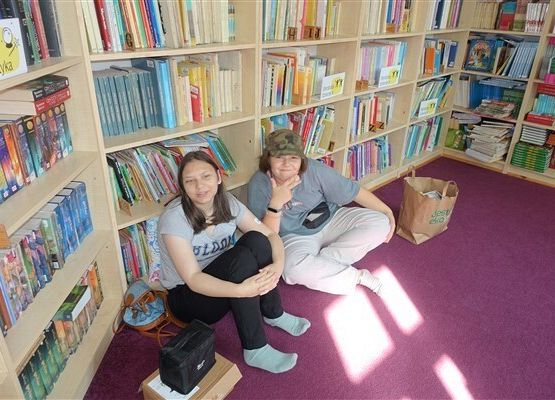 Grafika 10: Poniedziałkowe spotkanie członków Dyskusyjnego Klubu Książki w Bibliotece Szkolnej w Wicku