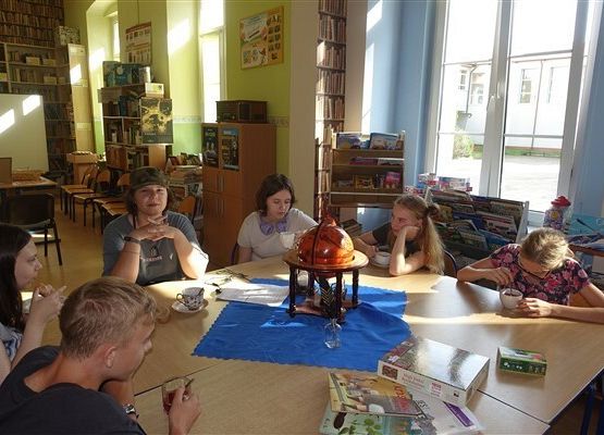 Grafika 11: Poniedziałkowe spotkanie członków Dyskusyjnego Klubu Książki w Bibliotece Szkolnej w Wicku