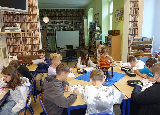 Grafika 2: Zajęcia biblioteczne na temat wystawy o polskich symbolach narodowych z klasą VIIA
