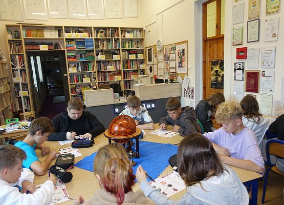 Grafika 3: Zajęcia biblioteczne na temat wystawy o polskich symbolach narodowych z klasą VIIA