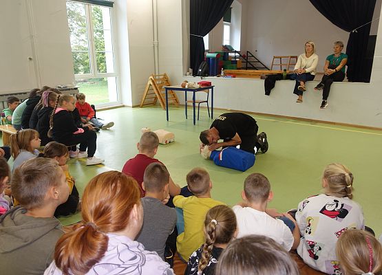 Grafika 11: Szkolenie z zakresu pierwszej pomocy przedmedycznej dla kl. IV-VI