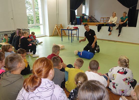 Grafika 12: Szkolenie z zakresu pierwszej pomocy przedmedycznej dla kl. IV-VI