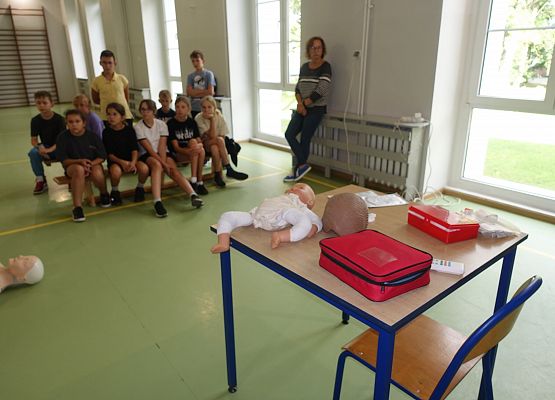 Grafika 13: Szkolenie z zakresu pierwszej pomocy przedmedycznej dla kl. IV-VI