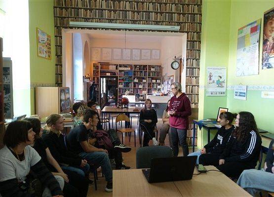 Grafika 1: Urodziny Cervantesa w Bibliotece Szkolnej w Wicku, czyli zajęcia o kulturze Hiszpanii z absolwentką naszej szkoły, Malwiną Koss