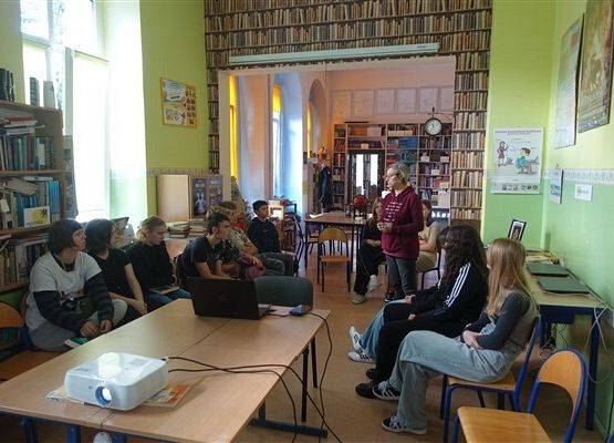 Grafika 3: Urodziny Cervantesa w Bibliotece Szkolnej w Wicku, czyli zajęcia o kulturze Hiszpanii z absolwentką naszej szkoły, Malwiną Koss