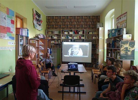 Grafika 4: Urodziny Cervantesa w Bibliotece Szkolnej w Wicku, czyli zajęcia o kulturze Hiszpanii z absolwentką naszej szkoły, Malwiną Koss