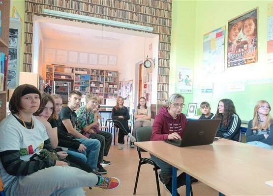 Grafika 6: Urodziny Cervantesa w Bibliotece Szkolnej w Wicku, czyli zajęcia o kulturze Hiszpanii z absolwentką naszej szkoły, Malwiną Koss