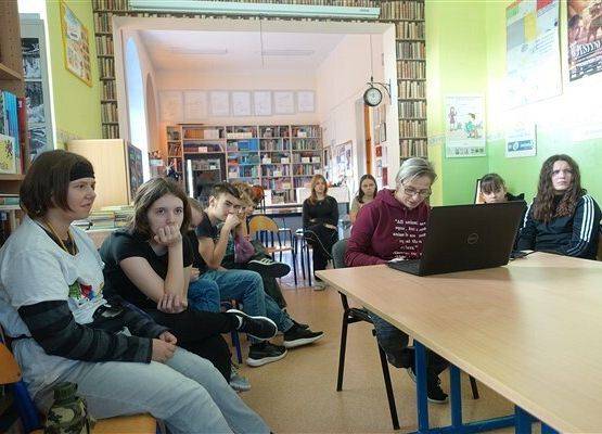 Grafika 7: Urodziny Cervantesa w Bibliotece Szkolnej w Wicku, czyli zajęcia o kulturze Hiszpanii z absolwentką naszej szkoły, Malwiną Koss