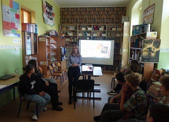Grafika 10: Urodziny Cervantesa w Bibliotece Szkolnej w Wicku, czyli zajęcia o kulturze Hiszpanii z absolwentką naszej szkoły, Malwiną Koss
