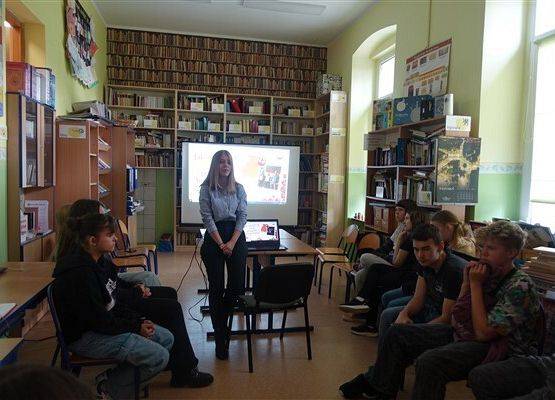 Grafika 11: Urodziny Cervantesa w Bibliotece Szkolnej w Wicku, czyli zajęcia o kulturze Hiszpanii z absolwentką naszej szkoły, Malwiną Koss