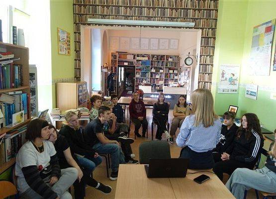 Grafika 13: Urodziny Cervantesa w Bibliotece Szkolnej w Wicku, czyli zajęcia o kulturze Hiszpanii z absolwentką naszej szkoły, Malwiną Koss