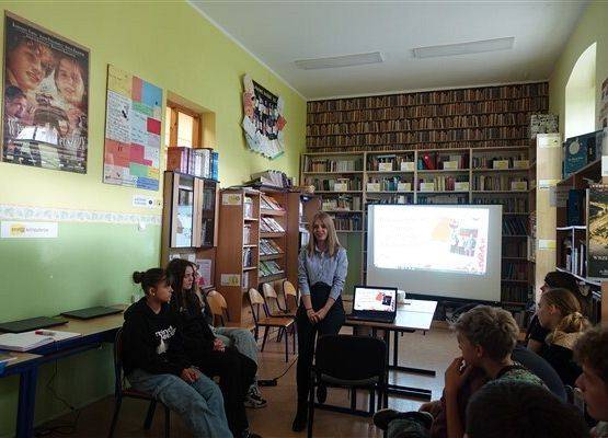 Grafika 14: Urodziny Cervantesa w Bibliotece Szkolnej w Wicku, czyli zajęcia o kulturze Hiszpanii z absolwentką naszej szkoły, Malwiną Koss