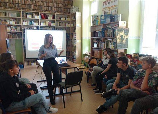 Grafika 16: Urodziny Cervantesa w Bibliotece Szkolnej w Wicku, czyli zajęcia o kulturze Hiszpanii z absolwentką naszej szkoły, Malwiną Koss