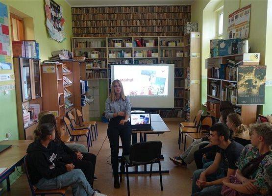 Grafika 17: Urodziny Cervantesa w Bibliotece Szkolnej w Wicku, czyli zajęcia o kulturze Hiszpanii z absolwentką naszej szkoły, Malwiną Koss