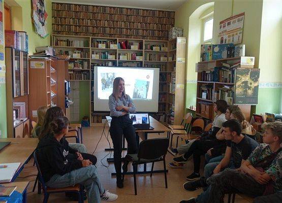 Grafika 18: Urodziny Cervantesa w Bibliotece Szkolnej w Wicku, czyli zajęcia o kulturze Hiszpanii z absolwentką naszej szkoły, Malwiną Koss