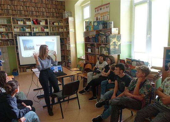 Grafika 19: Urodziny Cervantesa w Bibliotece Szkolnej w Wicku, czyli zajęcia o kulturze Hiszpanii z absolwentką naszej szkoły, Malwiną Koss