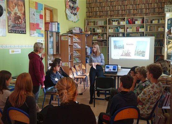 Grafika 21: Urodziny Cervantesa w Bibliotece Szkolnej w Wicku, czyli zajęcia o kulturze Hiszpanii z absolwentką naszej szkoły, Malwiną Koss