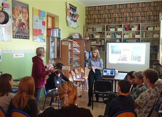 Grafika 22: Urodziny Cervantesa w Bibliotece Szkolnej w Wicku, czyli zajęcia o kulturze Hiszpanii z absolwentką naszej szkoły, Malwiną Koss