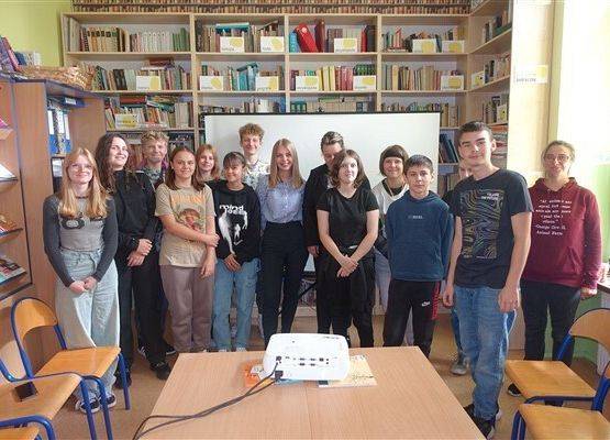Grafika 23: Urodziny Cervantesa w Bibliotece Szkolnej w Wicku, czyli zajęcia o kulturze Hiszpanii z absolwentką naszej szkoły, Malwiną Koss
