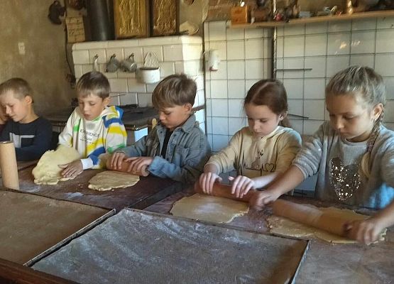 Grafika 2: Wizyta uczniów klas pierwszych SP Wicko w Piekarni Manufaktura w Łebie