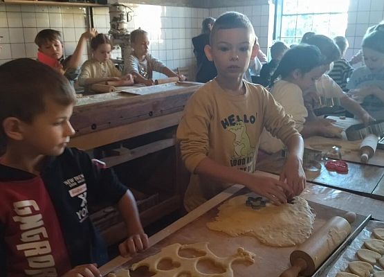 Grafika 1: Wizyta uczniów klas pierwszych SP Wicko w Piekarni Manufaktura w Łebie